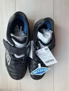 新品タグ付き UMBRO ACCERATOR サッカーシューズ 22cm