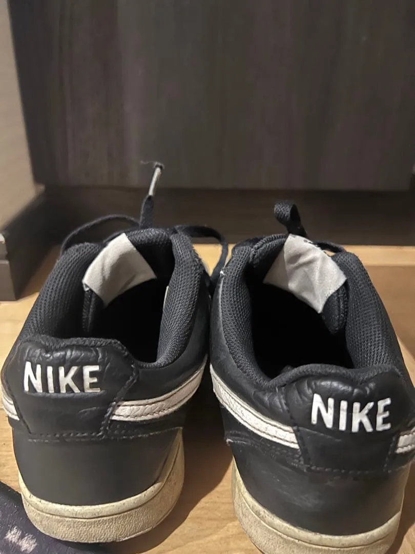 รองเท้าผ้าใบ NIKE สีดำ