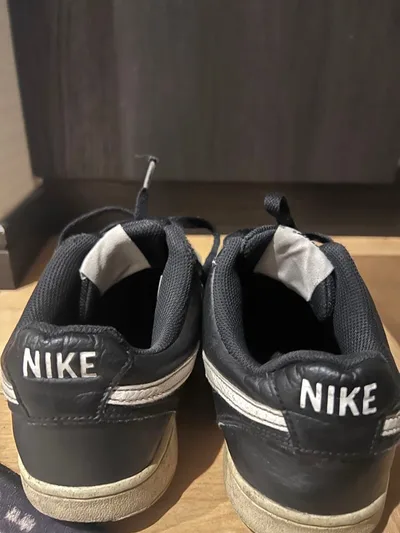 รองเท้าผ้าใบ NIKE สีดำ