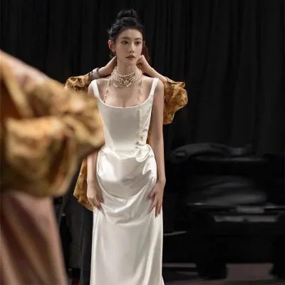 春 ウェディングドレス セクシー サテン ストラップ 軽量 フレンチスタイル 新婦用 婚約ドレス エレガント 女性用 結婚式 披露宴 フォーマル ドレス 光沢生地 スリムシルエット