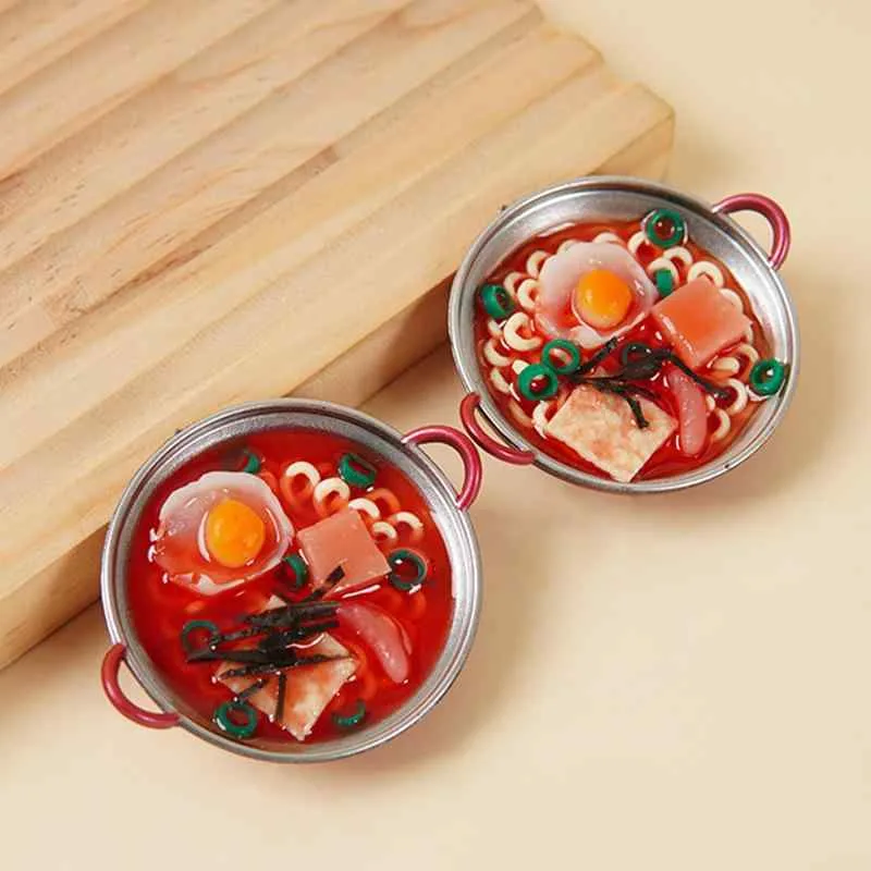 อาหารตัวอย่างขนาดเล็กที่สมจริง Ramen หม้อพวงกุญแจกระเป๋า Charm Candy ของเล่นสายคล้อง Mascot หม้อทรายปลอมอาหาร PVC สินค้าตลก