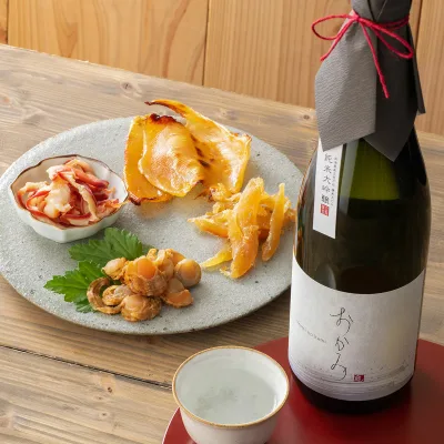 日本酒 ギフト おつまみセット 純米大吟醸【おかみ】720ml×清酒漬け珍味4種セット 常温 乾きもの 敬老の日 プレゼント 男性 女性 旦那 義父 上司 新潟 誕生日 内祝い お返し 結婚祝い 出産祝い お酒 高級 おすすめ 記念品 お祝い 贈り物 辛口 50代