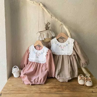ロンパース 女の子 ベビー 春秋 チェック柄 刺繍 フリル襟 長袖 綿 ボディスーツ カバーオール ナチュラル かわいい 肌に優しい お出かけ 普段着 赤 ブラウン