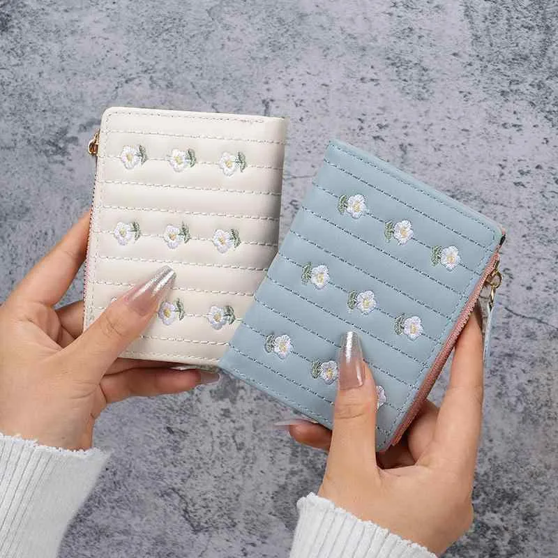 財布 レディース かわいい 刺繍 コンパクト 二つ折り 小銭入れ カードポーチ シンプル 無地 ステッチ 合成革 おしゃれ 普段使い 秋 爽やか スイート 黄 緑 ピンク