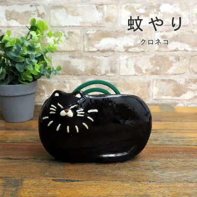【あす楽】 【 蚊遣り 縦型 クイスティ クロネコ 】 蚊取り線香入れ おしゃれ 陶器 4009113-02 丸和貿易 虫除け器具 蚊遣り器 蚊取り線香 立て かわいい 蚊取り線香ホルダー 縦 デンク熱対策 置物 猫 オブジェ 庭 ベランダ 玄関 ガーデニング キャンプ インテリア 小物入れ