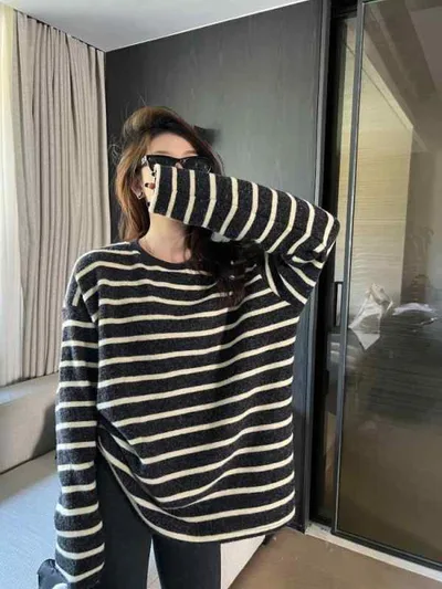 Tシャツ レディース 長袖 カットソー トップス ボーダー柄 黒 白 モノトーン 秋冬 ルームウェア 部屋着 インナー 普段使い カジュアル 丸首 クルーネック ぽわん袖 ゆったり ビッグシルエット 体型カバー プルオーバー 伸縮性 着痩せ 防寒 暖かい