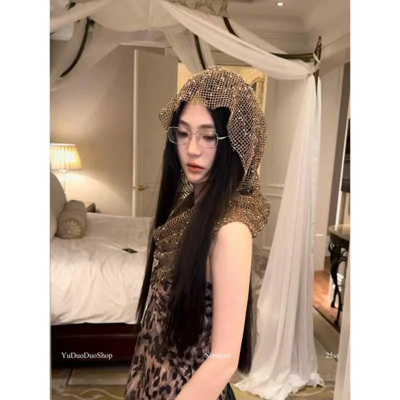 レディース ヘッドスカーフ 帽子 Y2K風 フード付き ポストアポカリプス 砂漠スタイル 個性的 デザイン 透かし 加工 光る ピース 装飾 スタイリッシュ ファッション アイテム トレンド アクセサリー