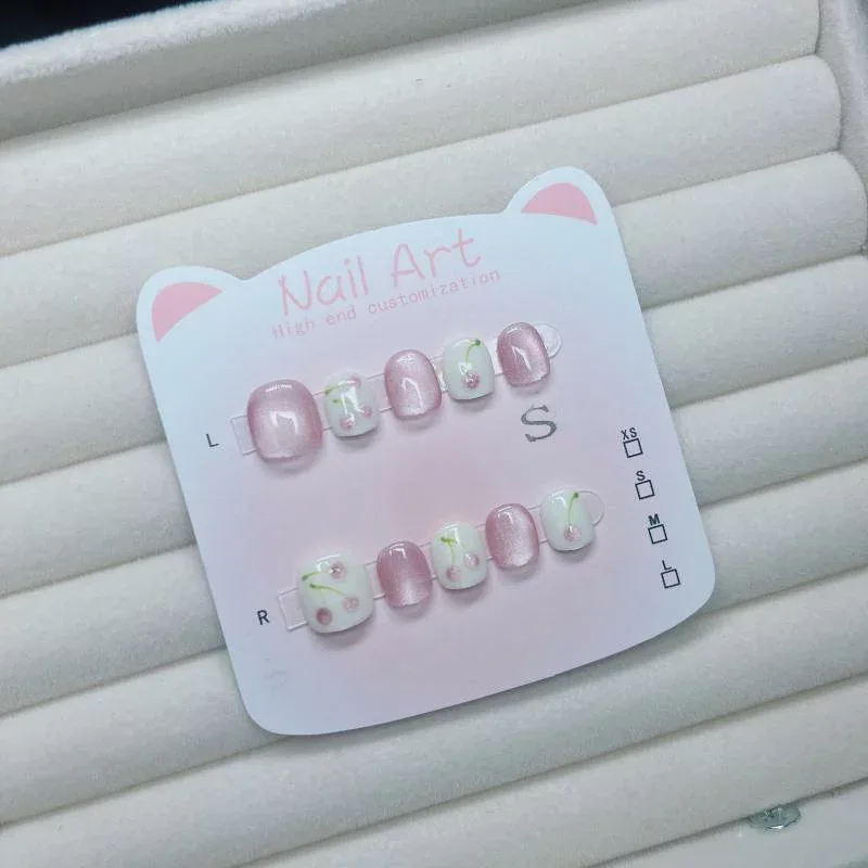 ネイルチップ 女性用 春夏 清新 立体 クリスタル キャッツアイ 手描き 学生向け かわいい 指先 装飾 軽量 普段使い ピンク系 チェリー モチーフ 透明感 ファッション アクセサリー