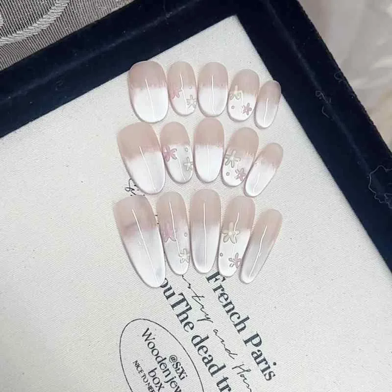 ネイルチップ 春日花柄 グラデーション キャットアイ シンプル 欲 ホワイト 女性用 指先美しく 軽量 粘着式 セルフ装着 花柄 春夏 ピンク系 アイボリー ナチュラル フェミニン 華奢 透明感 日常使い 通勤 デート セルフネ