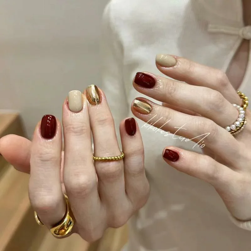 ネイルチップ 着脱可能 赤 ワインレッド シンプル ミラー加工 カラーチェンジ かわいい 指先アート 日常使い 軽量 耐久性 セット