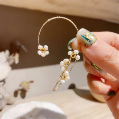 ピアス イヤリング 花モチーフ 淡水パール シンプル 高級感 耳飾り 個性 女性用 普段使い 軽量 シルバー アクセサリー 華やか ジュエリー