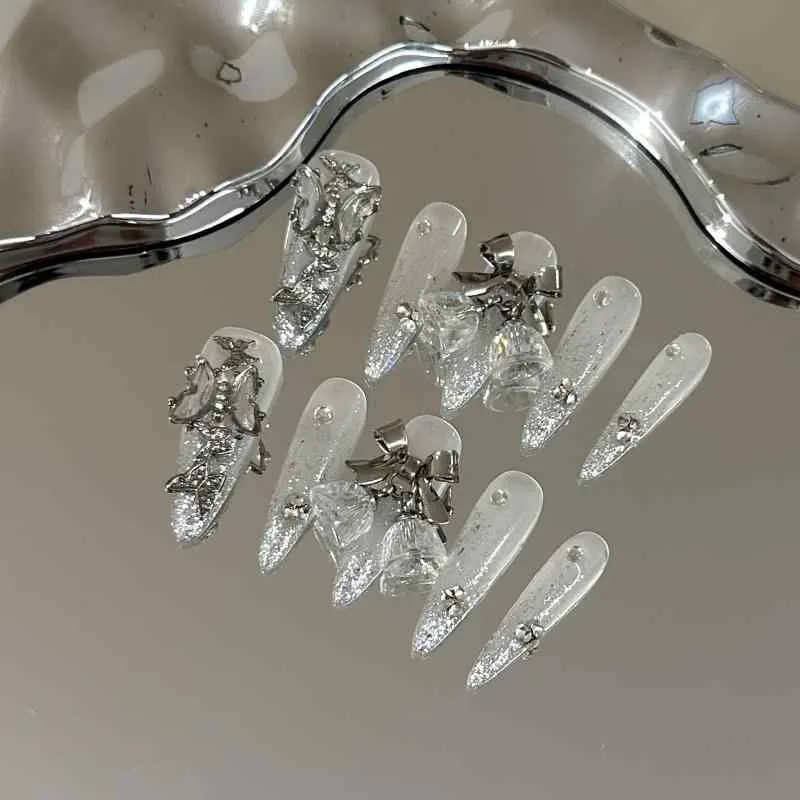 アクセサリー 指輪 シルバー 透明 蝶 ベル 装飾 ネイルチップ 着脱可能 軽量 高級感 ホワイト 輝き かわいい 女性用 普段使い ファッション アクセント 繊細 軽快 指先 装飾品