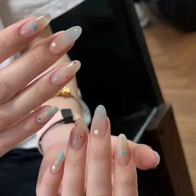 夏用 ネイルチップ ブルーグラデーション ハート 輝き ラメ 優しいアー 気品 白く見える 高級感 接触冷感 軽量 伸縮性 吸湿速乾 24枚セット かわいい ピンク系 カラー 女性用 普段使い ファッションアクセサリー