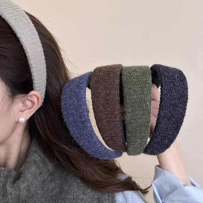 カチューシャ レディース 秋冬 ニット ヘアバンド 幅広 ヘアアクセサリー ふわふわ もこもこ 暖かい 髪留め 洗顔用 髪飾り 大人 かわいい シンプル おしゃれ 高級感 伸縮性 防寒対策 普段使い デイリーユース まとめ髪 ヘアアレンジ お出かけ用 室