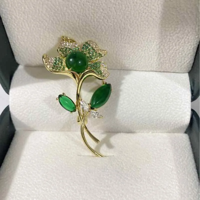 ブローチ レディース 個性的デザイン エメラルドグリーン 蓮の花モチーフ 高級感 精巧 ライトラグジュアリー スーツ ジャケット フォーマル 結婚式 入学式 卒業式 パーティー 華やか 上品な 韓国スタイル