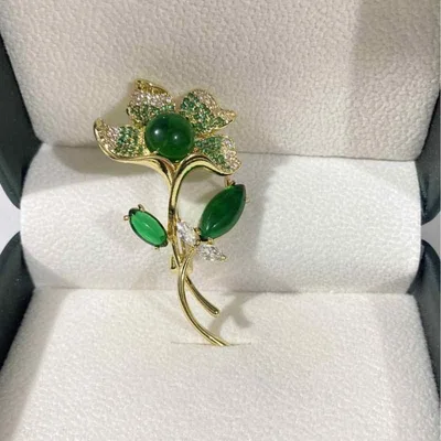 ブローチ レディース 個性的デザイン エメラルドグリーン 蓮の花モチーフ 高級感 精巧 ライトラグジュアリー スーツ ジャケット フォーマル 結婚式 入学式 卒業式 パーティー 華やか 上品な 韓国スタイル