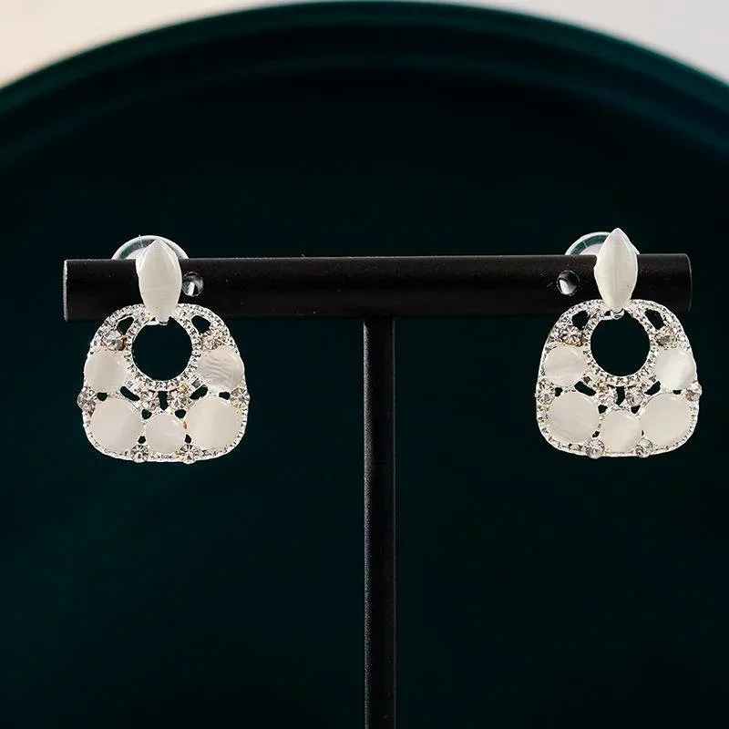 ピアス レディース スクエア 四角 透かし彫り ラインストーン キラキラ 高級感 上品 きれいめ 大人 かわいい 通勤 オフィス カジュアル フォーマル ジュエリー アクセサリー