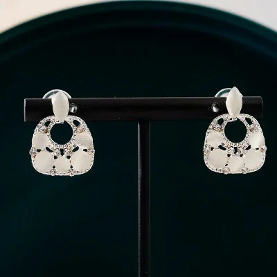 ピアス レディース スクエア 四角 透かし彫り ラインストーン キラキラ 高級感 上品 きれいめ 大人 かわいい 通勤 オフィス カジュアル フォーマル ジュエリー アクセサリー