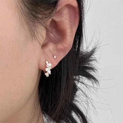 ピアス レディース 花 フラワー 山茶花 カメリア フープピアス かわいい 上品 電気メッキ加工 金属アレルギー対応 華奢 フェミニン 森系 小ぶり アクセサリー 通勤 デート 普段使い