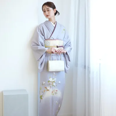 【レンタル】【訪問着20点フルセット 鳩羽紫に百合と小花】結婚式 参列 ゲスト 卒業式 お茶会 食事会 入学式 フォーマル お宮参り 七五三 観劇 園遊会 祝賀会 母親 着物&袋帯 藤色系 ラベンダー 西陣織帯 ツツジ 花