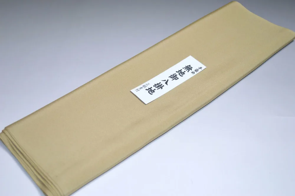 【送料無料】【難あり】手染め無地八掛け精華生地No.12015砥粉色(とのこいろ)色系統 日本織 正絹無地タイプ 小紋・付下げに◎ 幅約38cm 長さ約4m 正絹素材(シルク)正絹 八掛 裾回し 裏地 きもの 着物 すそまわし はっかけ 二つ折りにして配送で送料無料 ポスト投函