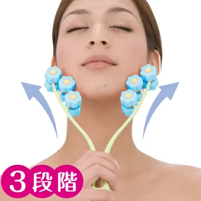おまとめ割クーポン 発行中 アゴ下 頬 目じりまで 3段階のローラーで挟んでしっかりロールアップ フラワーフェイスアップローラー ブルー 母の日 全3色 フェイスローラーで気になるフェイスラインをぐぐっと持ち上げ プレゼント 実用的