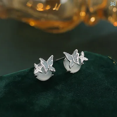 ピアス レディース 蝶モチーフ 夜光 白玉髓 バタフライ スタッドピアス 韓流 シンプル INS系 小ぶり デザイン 耳飾り 甘め クール 高級感 揺れる アクセサリー シルバー 大人かわいい フェミニン トレンド おしゃれ ギフト デイリー使い パーテ