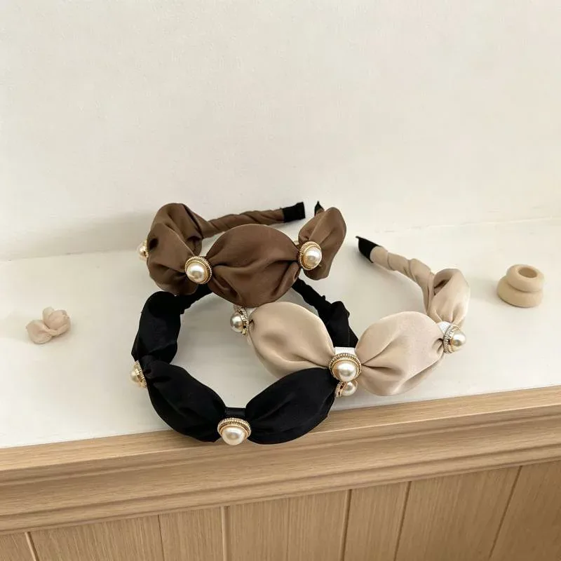 カチューシャ レディース パール サテン ヘアバンド 髪飾り ヘアアクセサリー おしゃれ かわいい きれいめ 上品 華やか 高級感 光沢感 大人かわいい シンプル 幅広 痛くない 柔らかい 締め付けない ヘアアレンジ 髪留め 髪どめ まとめ髪 ヘア雑貨 ヘ