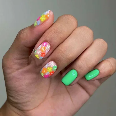 ネイルチップ レディース つけ爪 ショート スクエア 短め 艶あり 花柄 フラワー 大人かわいい おしゃれ 欧米 24枚セット 初春向け 華やか 上品 優雅 きれいめ 付け爪 ジェルネイル 簡単装着 デート用 お出かけ用 指先のおしゃれ 普段使い パ