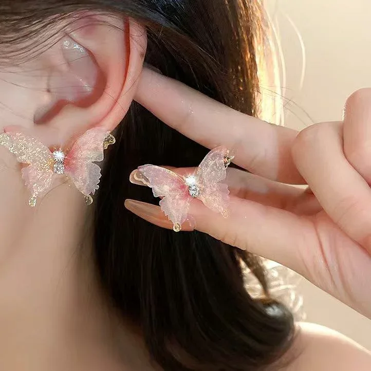 ピアス レディース 二層蝶々モチーフ 耳飾り ゴールド かわいい おしゃれ フェミニン ネットチュール装飾 キラキラ 上品 透け感 揺れるデザイン 華やか デート お呼ばれ 贈り物 アクセサリー 乙女心 森ガール系 ナチュラル スタイル アクセント プレ