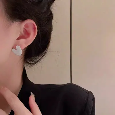 ピアス レディース S925銀針 高級感 ラッキーアイテム ハート型 小さめ 小ぶり 人気 デザイン 耳飾り 普段使い デイリー アクセサリー スタッドピアス レトロ調 モダン シンプル 金属アレルギー対応 流行り ジュエリー おしゃれ かわいい 女性用