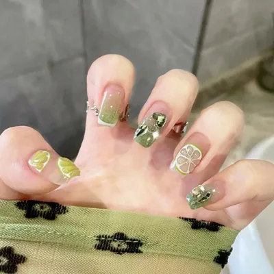 ネイルチップ レディース かわいい ハート型 グリーンジルコニア 立体浮き彫り ビジュー付き つけ爪 貼るだけ 完成品 おしゃれ 高級感 セルフネイル ニュアンスネイル 上品 華やか 普段使い お呼ばれ 結婚式 パーティー 指先 オシャレ 簡単装着 アク