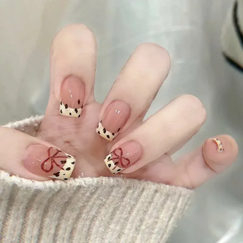 ネイルチップ レディース スクエア型 かわいい フレンチスタイル ヒョウ柄 蝶々結び ピンク系 24枚セット つけ爪 付け爪 ネイルアート ジェルネイル風 デザイン性 接着剤不要 初心者向け 簡単装着 おしゃれ オシャレ デコレーション 大人かわいい ガ