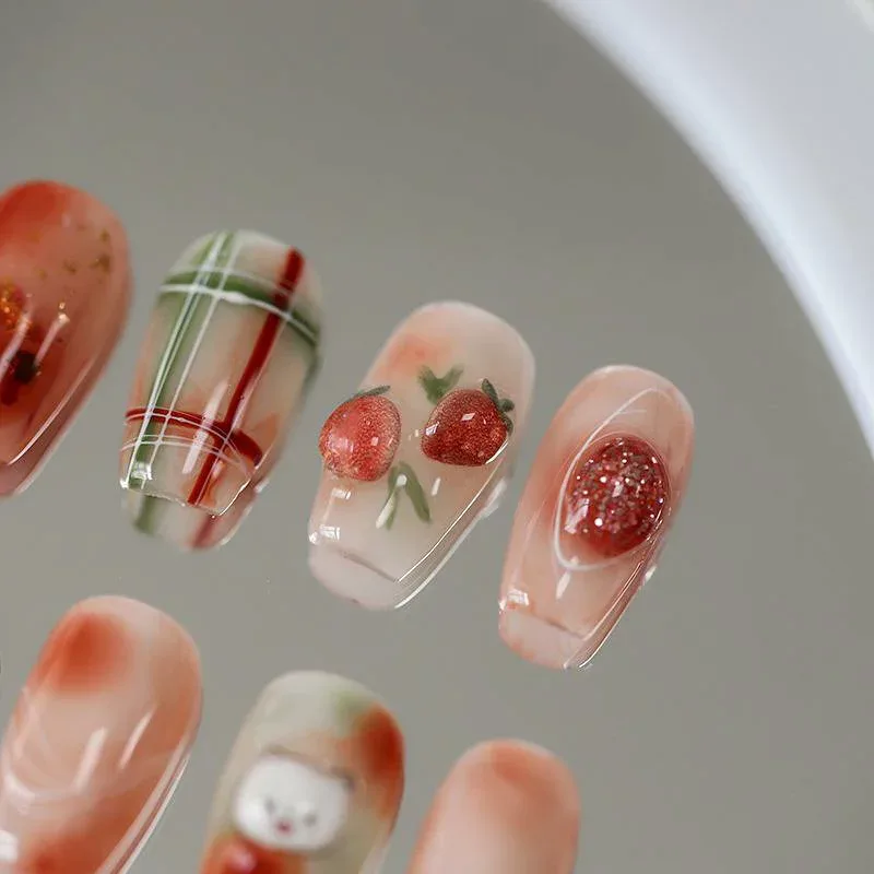 ネイルシール レディース かわいい キャラクター イラスト入り 薄手 柔軟性 接着剤付き 透け感 爪用 アクセサリー デコレーション用品 ストロベリー柄 イチゴ ピンク系 貼るだけ セルフネイル 簡単装着 ネイルアート用品 指先のおしゃれ 爪飾り ナチュ