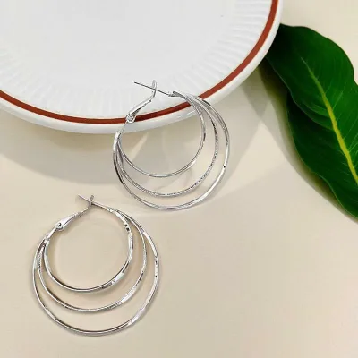 ピアス レディース アクセサリー メタル ラウンド 幾何学 三層 重ね付け 風 フープ リング シンプル 通勤用 普段使い オフィス カジュアル おしゃれ 高級感 シルバー ゴールド 華やか 大ぶり 小ぶり 軽量 パーティー お呼ばれ 大人 かわいい デ