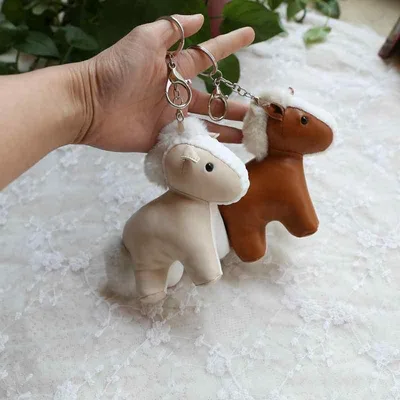 キーホルダー ポニー ぬいぐるみ 小馬 ふわふわ プラッシュ かわいい おしゃれ バッグチャーム リュックサック 飾り スクールバッグ ハンドバッグ バックパック 鍵アクセサリー 白 ブラウン