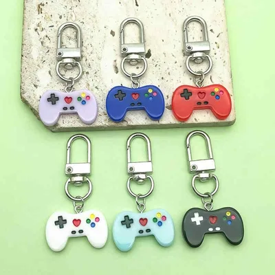 キーホルダー メンズ レディース ミニ ゲームコントローラー ペンダント 樹脂 合金 電気メッキ加工 バックパック ハンガー 車載 ストラップ チャーム セット シック 通勤
