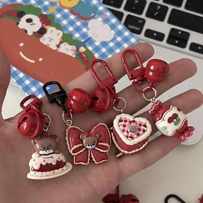 キーホルダー レディース レトロ ベリーレッド クマ ケーキ サクランボ 鈴 チャーム ペア かわいい アクセサリー バックチャーム 樹脂