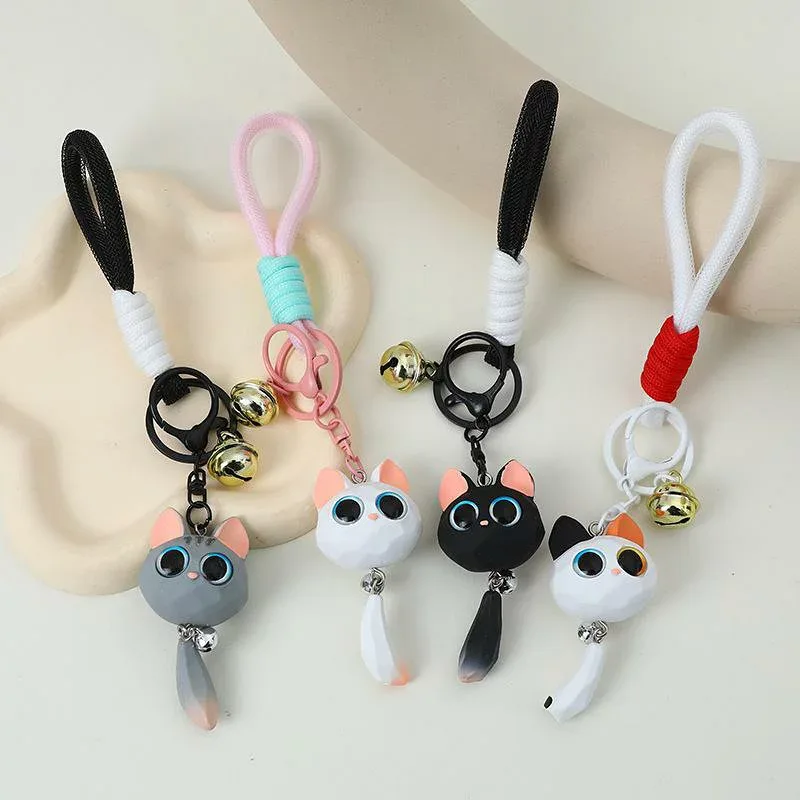 キーホルダー レディース かわいい ネコ 木彫り風 樹脂製 バッグチャーム 車 鍵 カギ ストラップ 通学 通勤 リュックチャーム