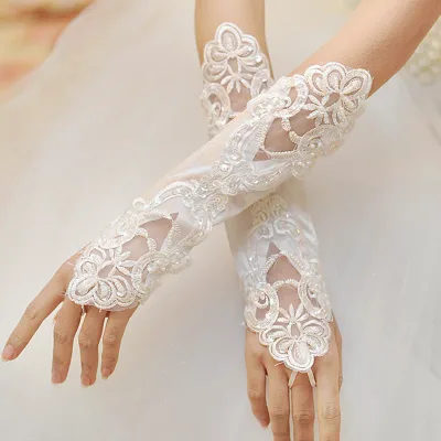 レース 素敵 サテンクローブ フィンガーレス グローブ ハーフロング 花嫁 手袋 オフホワイト 結婚式 ウェディング ブライダル アーム ブライダルグローブ 挙式 ウェディンググローブ ウエディンググローブ 花嫁グローブ サテングローブ レースグローブ
