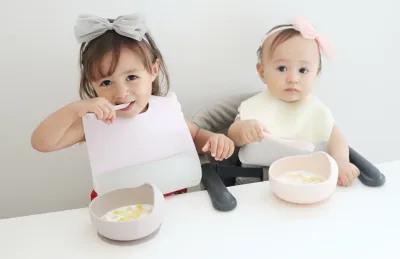 超軽量!水で洗えるレザー調のビブ スタイ お食事エプロン 前掛け ウォータープルーフ(全3色) 北欧 女の 子 男の 子 離乳食 子供 子ども ベビー 赤ちゃん おしゃれ 出産祝い プレゼント ギフト