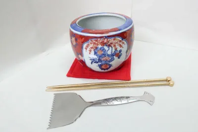 手火鉢 赤青花柄火鉢 真鍮火箸、ステン灰ならし、毛氈付きセット