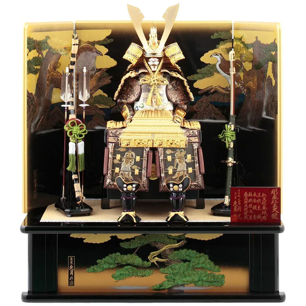 送料無料 鈴木利光監製 久月作 五月人形 彫金仁王 正絹緋縅 12号大鎧 新松鷹屏風 木製高床台飾り 〈東京久月 浅草橋久月 5月人形出し飾り 鎧兜飾り 鎧出し飾り よろいかざり 甲冑飾り お節句飾り 端午の節句 初節句祝い 子供の日 五月五日 通販〉