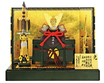 送料無料 久月監製 加藤峻厳作 五月人形 鎌倉時代 貼り合わせ小札 1/4正絹萌黄肩紅縅兜 木製平台飾り 〈東京久月 浅草橋久月 5月人形出し飾り 兜飾り 兜出し飾り かぶとかざり 甲冑飾り お節句飾り 端午の節句 初節句祝い 子供の日 五月五日 通販〉