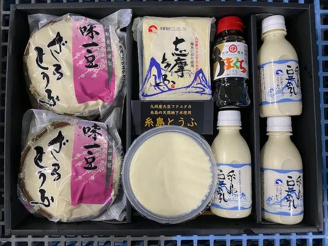 九州産「 糸島 手作り とうふ ギフト」 ざる豆腐 豆乳 堅とうふ など 糸島豆腐 の 詰め合わせ 糸島の 北伊醤油 「うまくちしょうゆ」 を 付けてます。 ギフト プレゼント ヘルシー