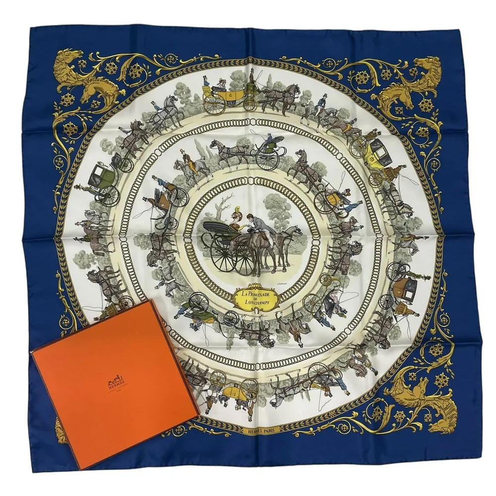 新品同様 HERMES エルメス スカーフ シルク カレ90 LA PROMENADE DE LONGCHAMPS ロンシャンへの散歩 ネイビー 箱付き