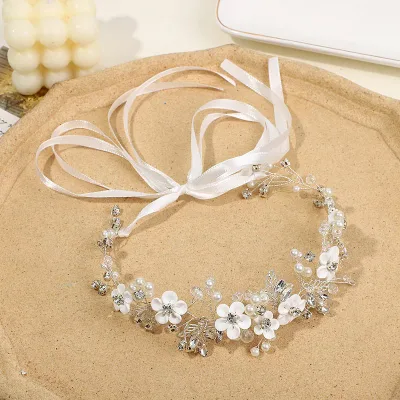 ウェディングヘッドドレス ビジュー ヘアバンド カチューシャ 小花 フラワー 花冠 結婚式 髪飾り 前撮り 二次会 発表会 演奏会 ブライダル パーティー 花嫁小物 披露宴 2次会 ウエディングヘアアクセサリー ヘアアレンジ ヘッドアクセ 海外挙式 後撮り ホワイト シルバー
