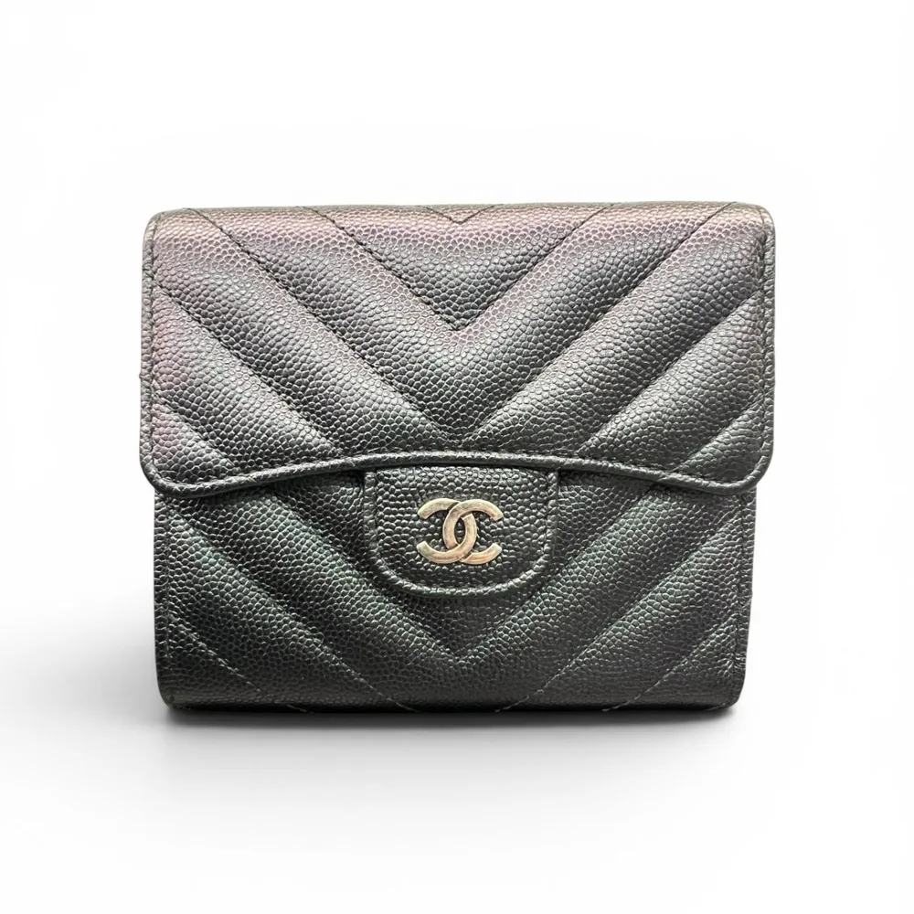 CHANEL 希少 展示品級美品 シャネル Vステッチ シェブロン クラシック スモールフラップウォレット 三つ折り財布 キャビアスキン A82288 レザー たまむし色 24番台シリアル タイムレス SAランク 中古 鑑定済 シャネル財布