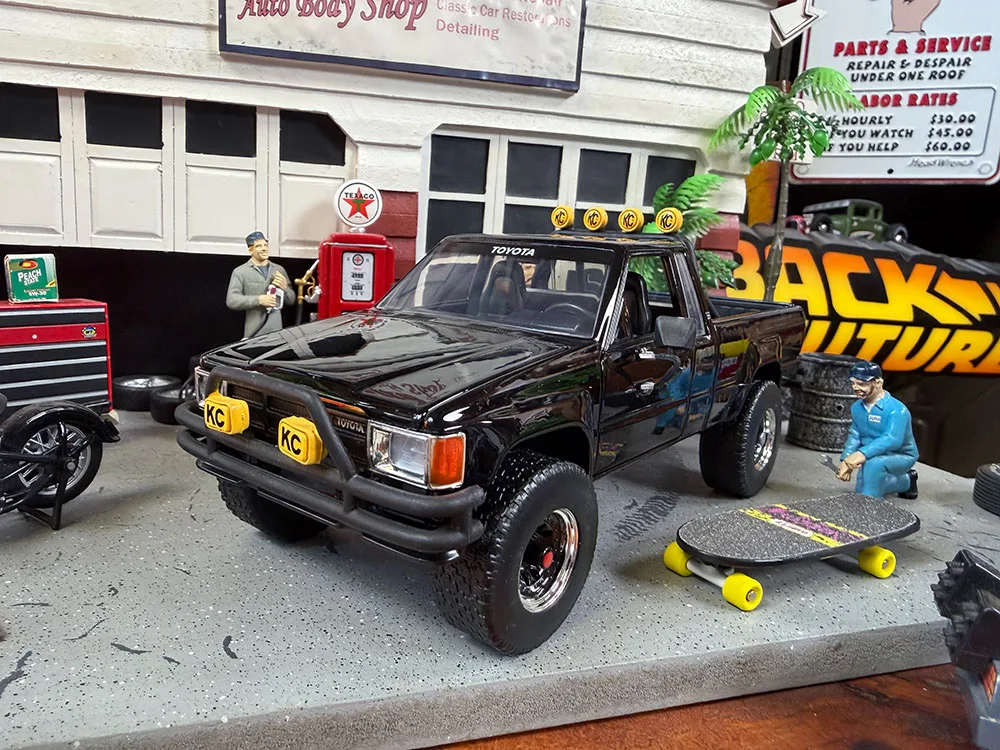 Jada 映画 バック・トゥ・ザ・フューチャー マーティ 1985 トヨタ SR5 ピックアップ ダイキャストミニカー 1/24 (スケボー付き)