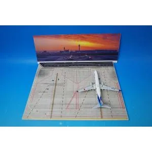1/200 1/400等対応 羽田空港 国内線旅客ターミナル 駐機場 ジオラマボード +背景紙(昼/夕方/夜景)3枚セット *本体のみ AIRLINE MANUFACTURE/中古